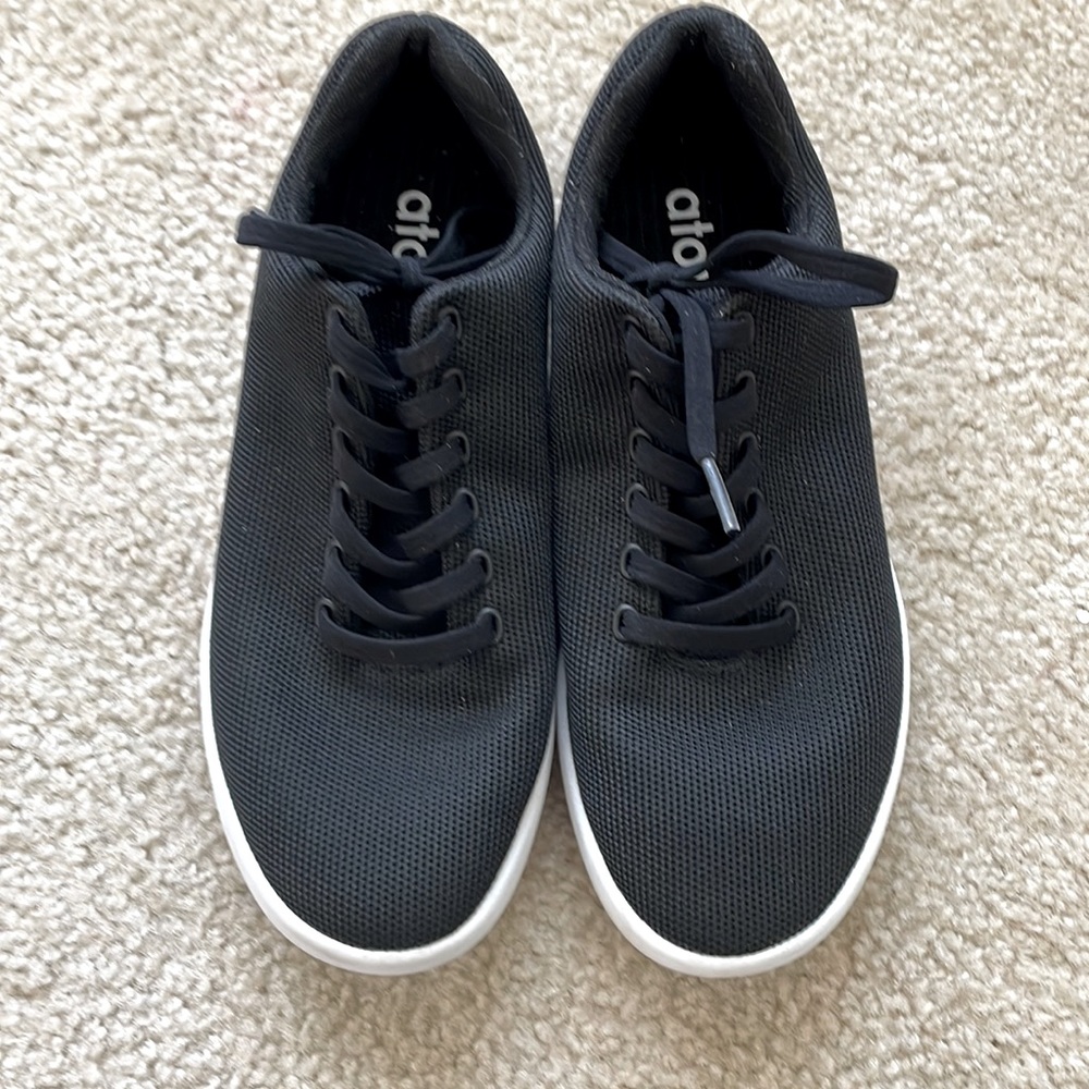 Like new atoms sneakers